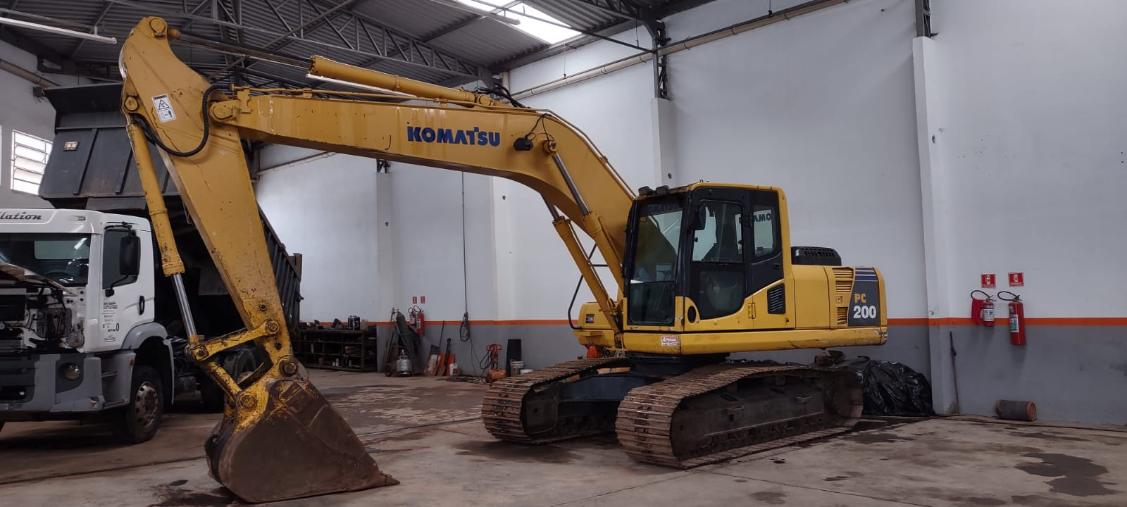 ESCAVADEIRA HIDRÁULICA, MARCA KOMATSU, MODELO PC200, ANO 2012