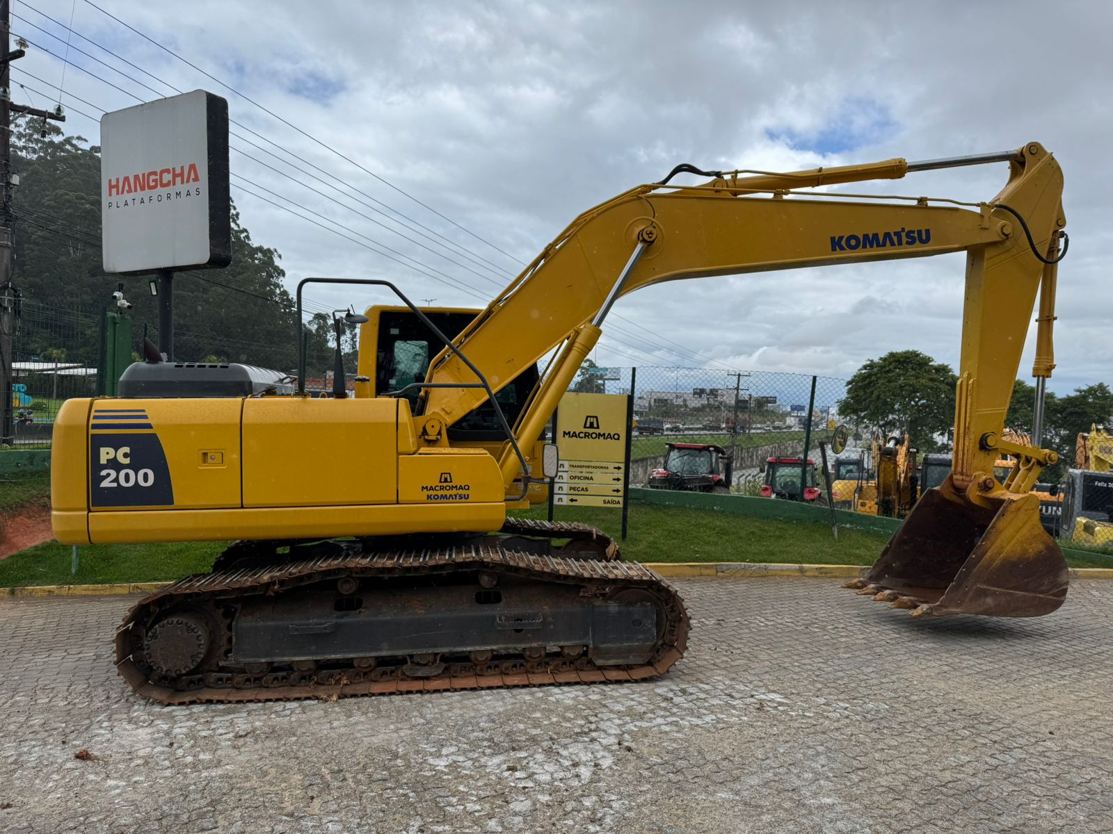 ESCAVADEIRA HIDRAULICA MARCA KOMATSU MODELO PC200