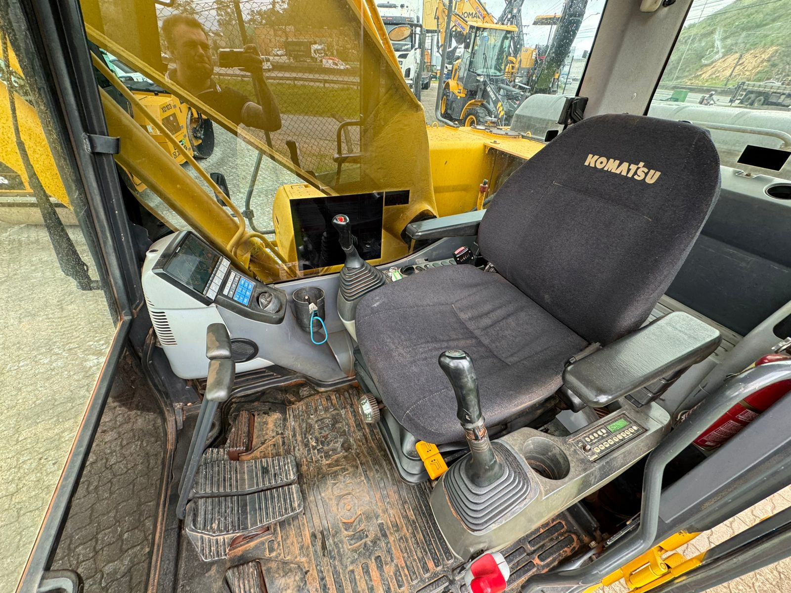ESCAVADEIRA HIDRAULICA MARCA KOMATSU MODELO PC200