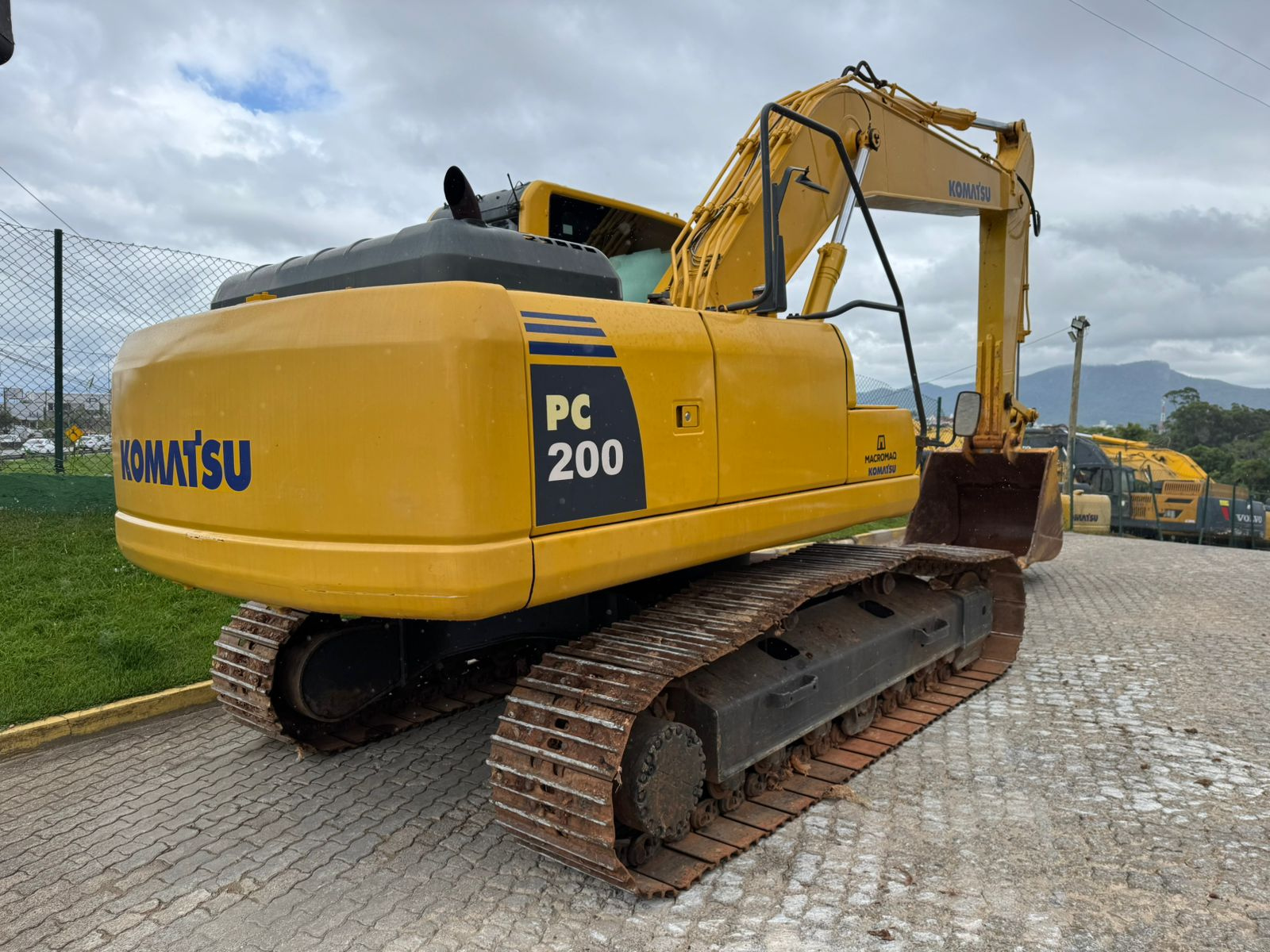 ESCAVADEIRA HIDRAULICA MARCA KOMATSU MODELO PC200