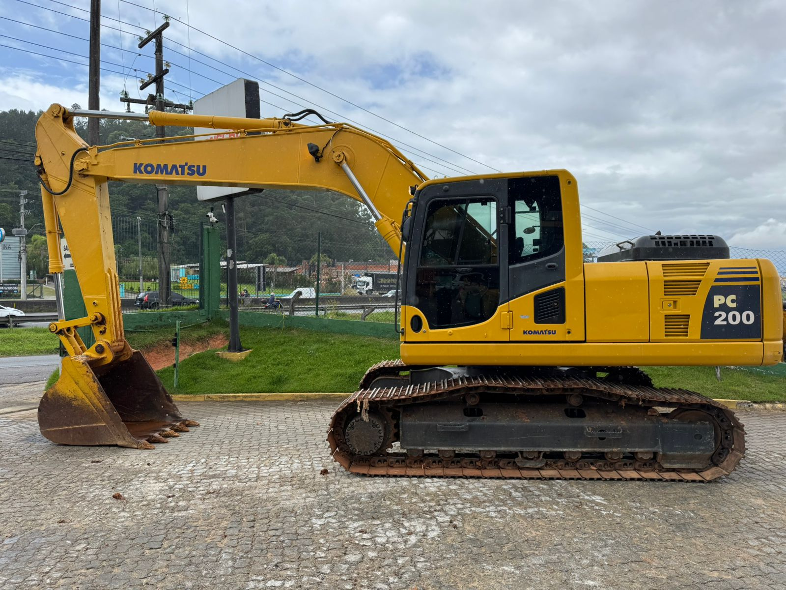 ESCAVADEIRA HIDRAULICA MARCA KOMATSU MODELO PC200