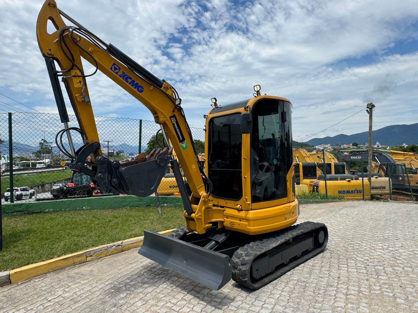 MINI ESCAVADEIRA HIDRAULICA XCMG MODELO XE35U