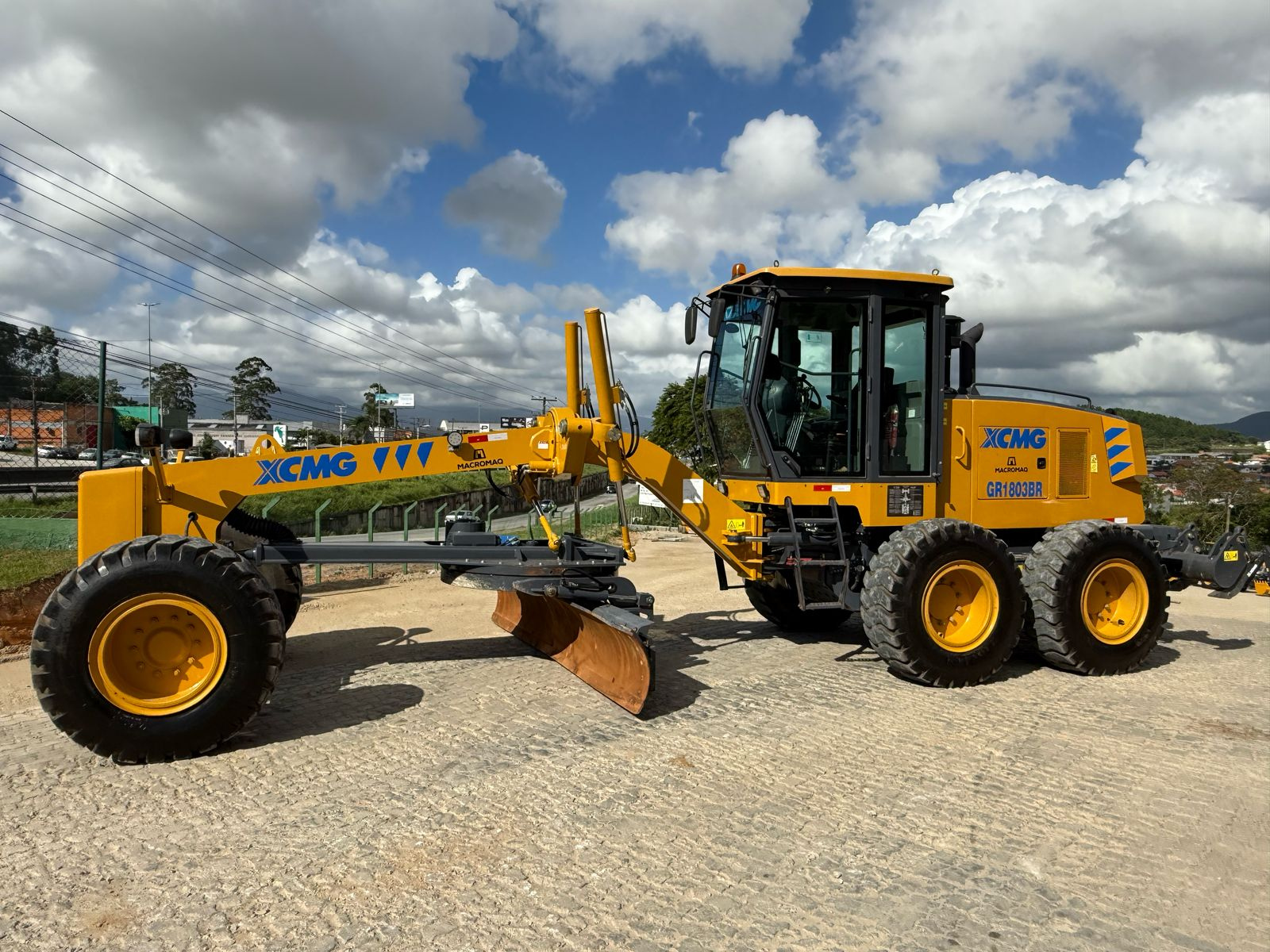 MOTONIVELADORA XCMG MODELO GR1803BR 