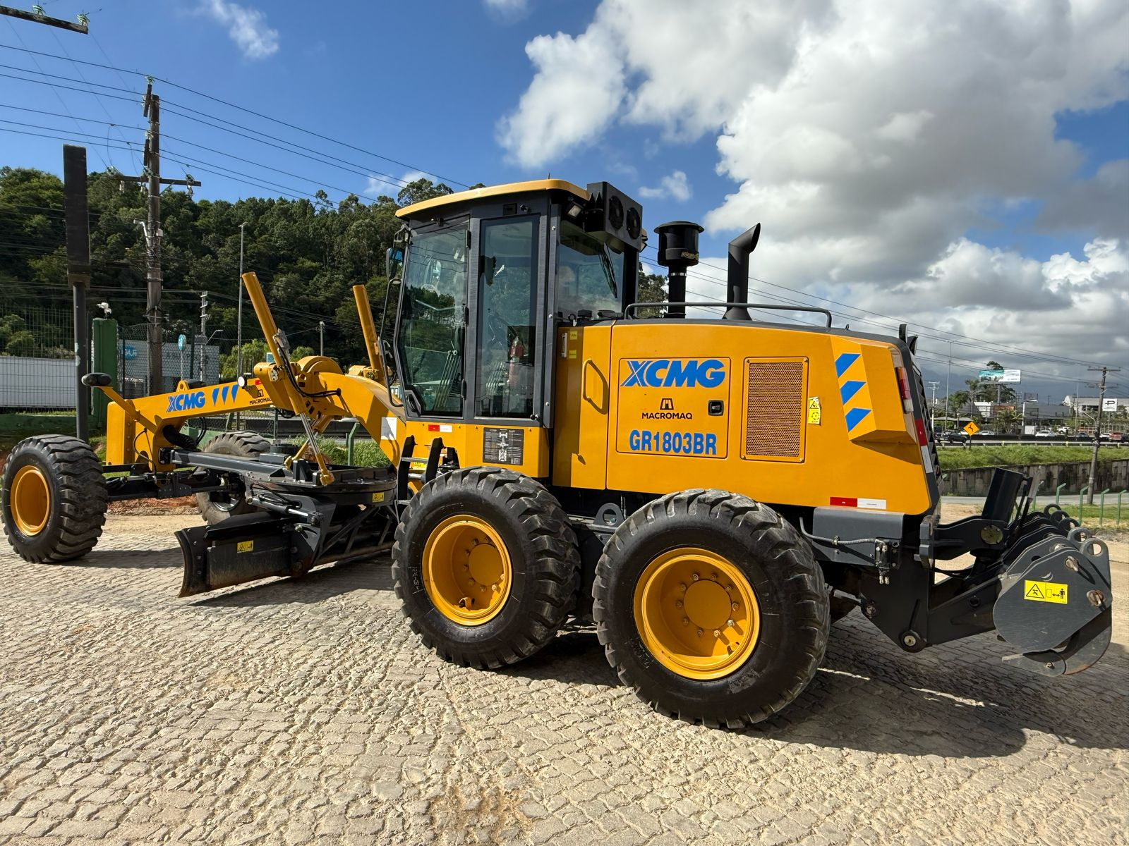 MOTONIVELADORA XCMG MODELO GR1803BR 