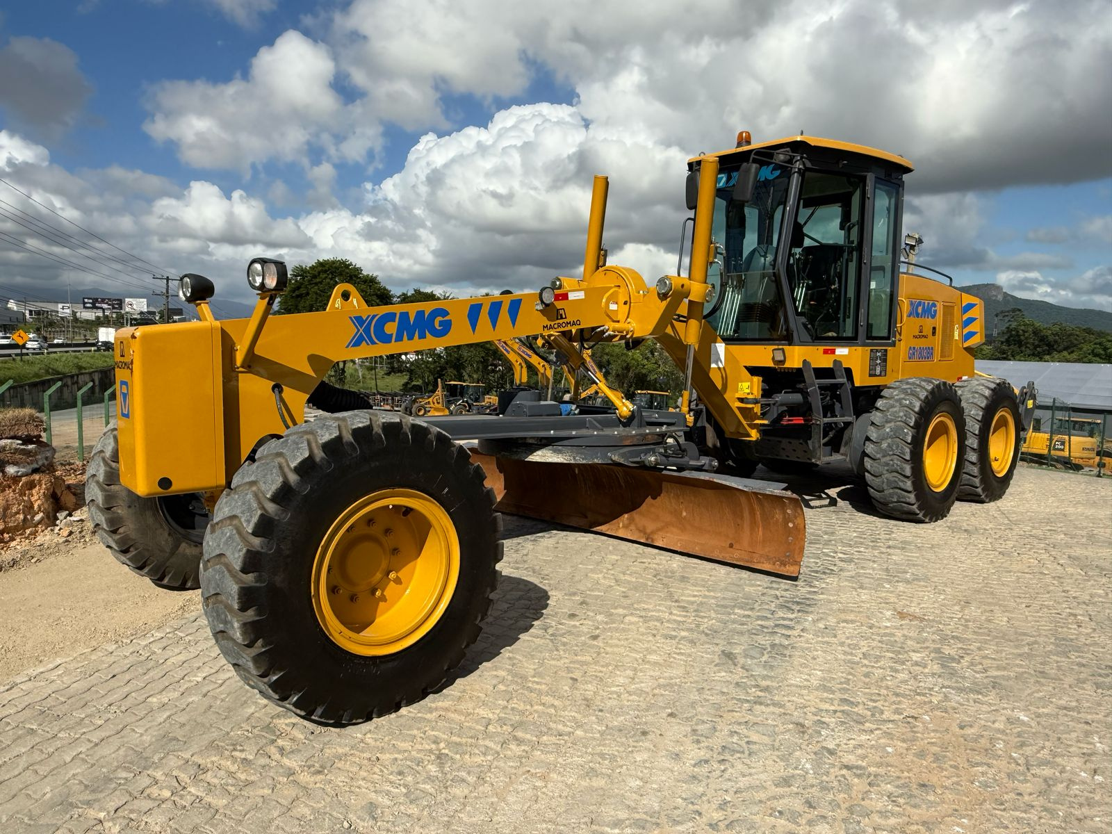 MOTONIVELADORA XCMG MODELO GR1803BR 