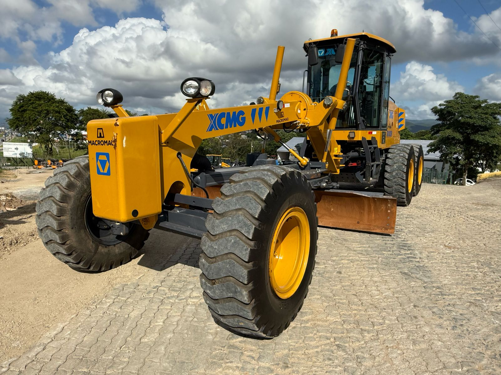 MOTONIVELADORA XCMG MODELO GR1803BR 