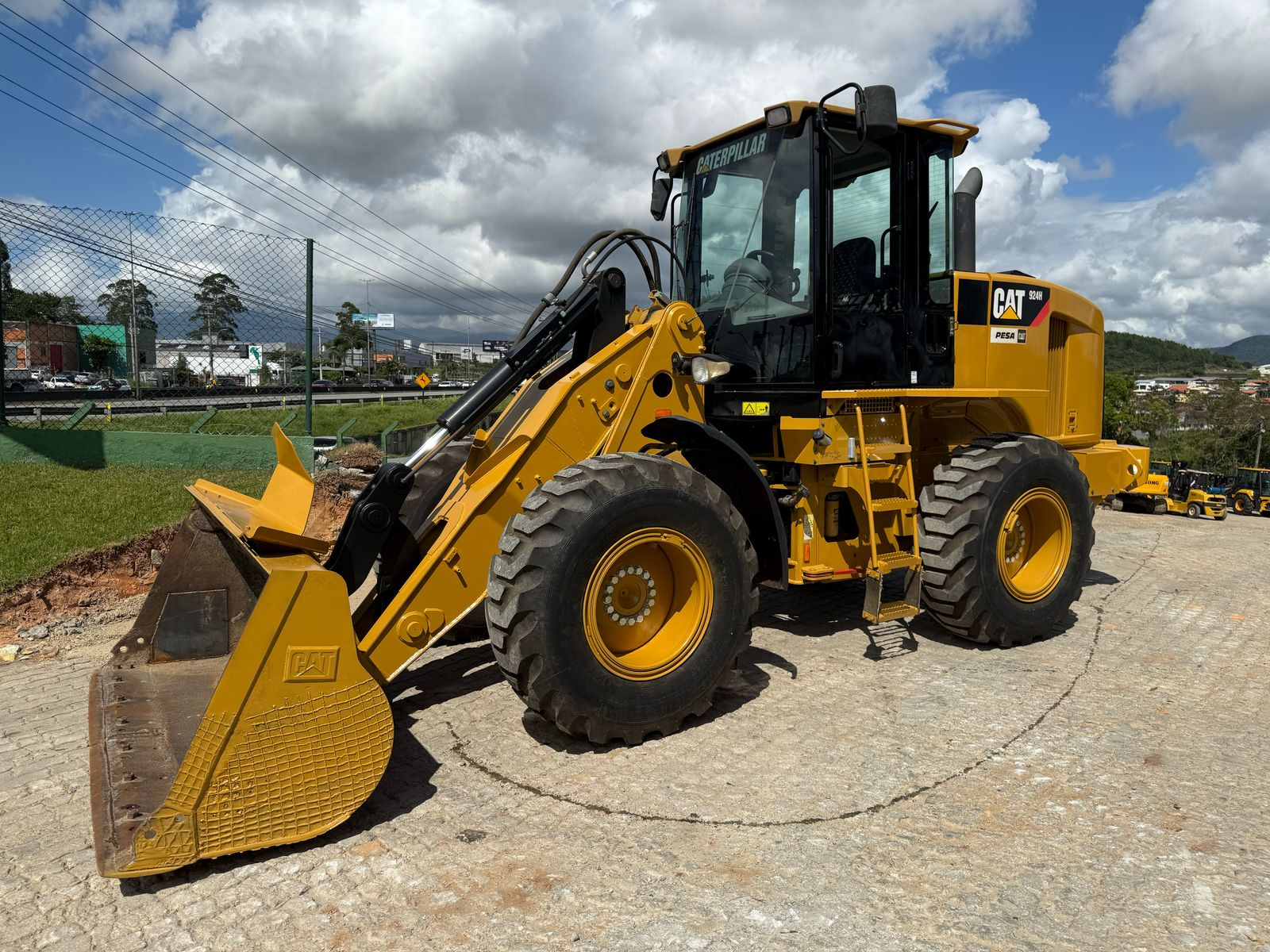 PA CARREGADEIRA CATERPILLAR MODELO 924H 
