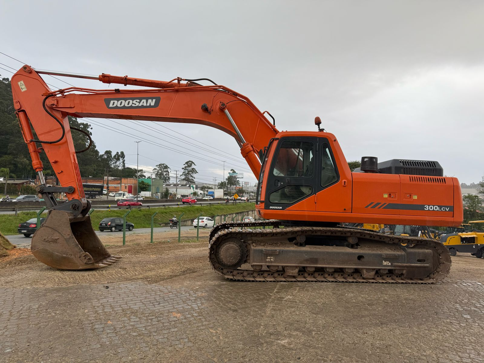 ESCAVADEIRA HODRAULICA DOOSAN MODELO 300LC 