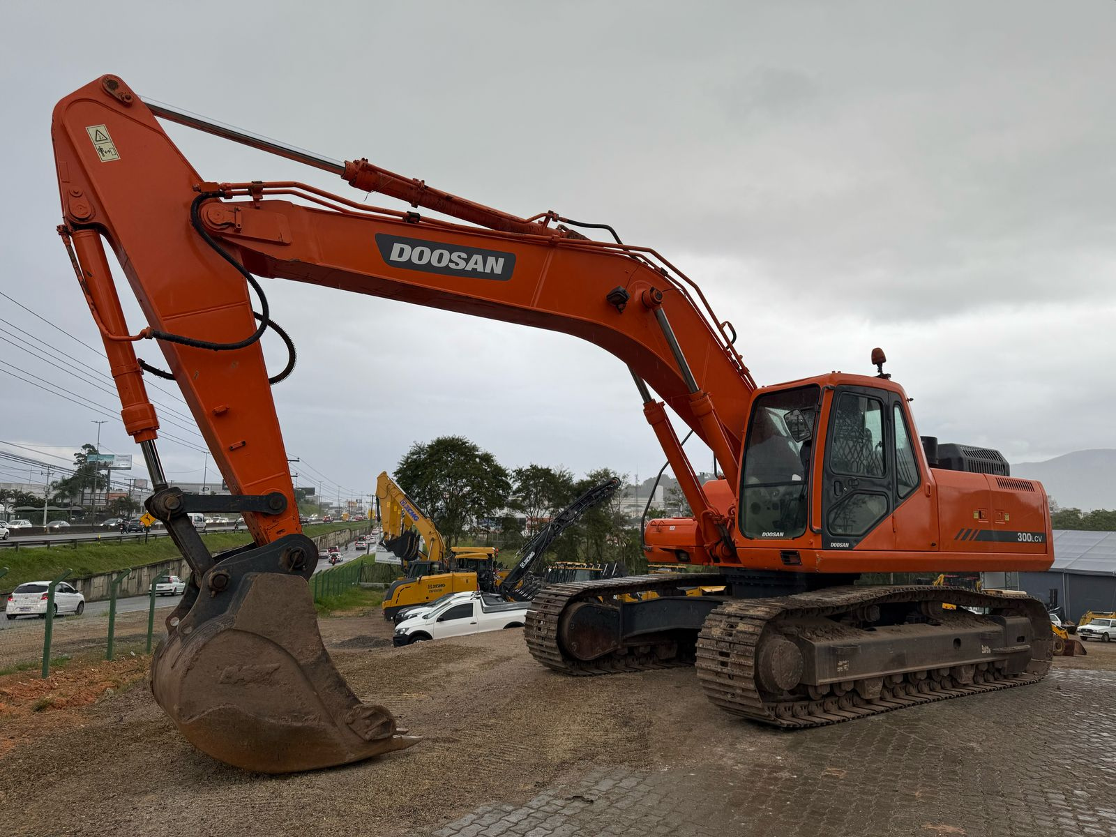 ESCAVADEIRA HODRAULICA DOOSAN MODELO 300LC 