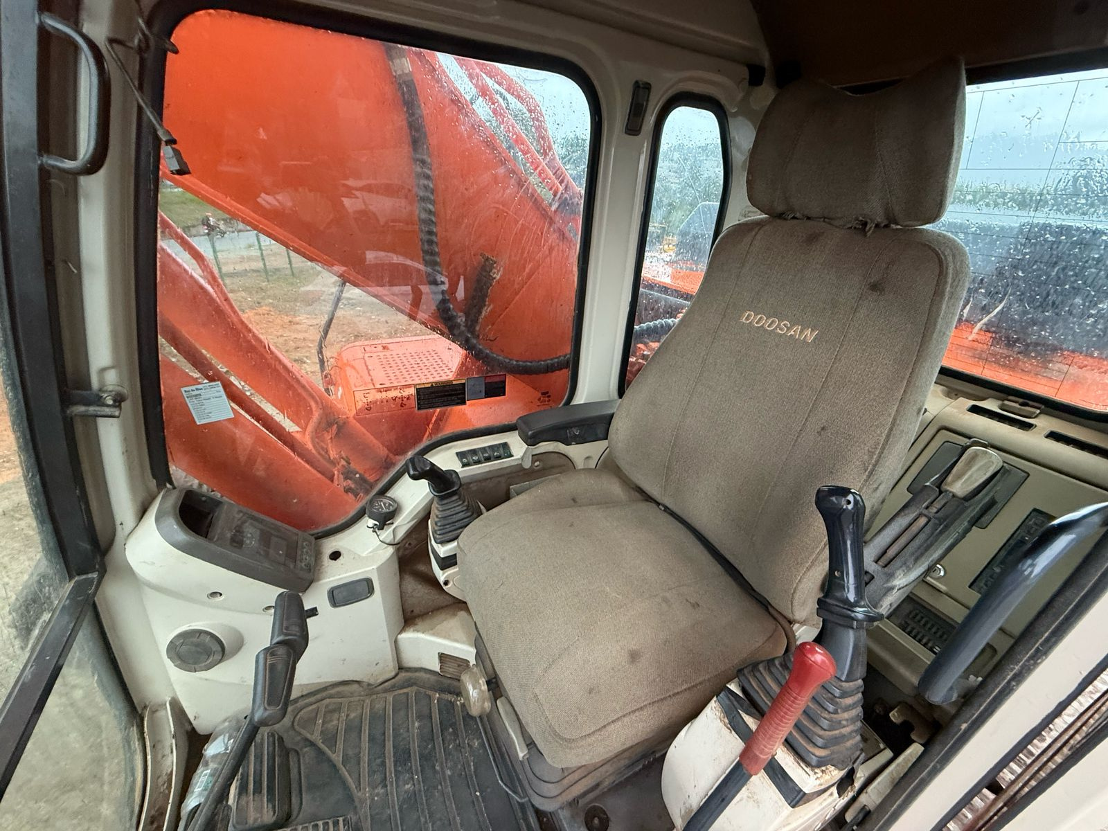 ESCAVADEIRA HODRAULICA DOOSAN MODELO 300LC 