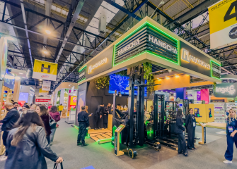 Empilhadeiras elétricas da Hangcha ganham destaque no stand da Macromaq na APAS SHOW 2025